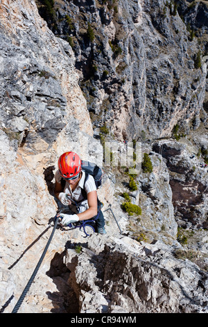 Scalatore durante la fase di ascesa dello Stevia arrampicata nella valle di Vallunga a Selva di Val Gardena, Alto Adige, Austria Foto Stock