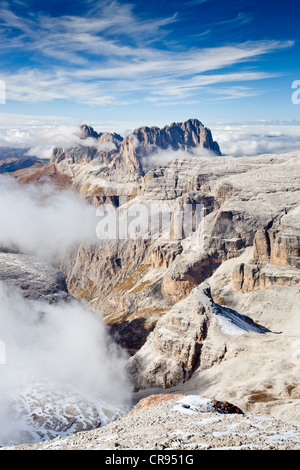 Vista dal Piz Boe, guardando verso il Sasso Lungo la montagna, Dolomiti, Alto Adige, Italia, Europa Foto Stock