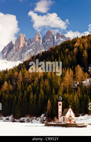 Chiesa Ranuikirche in Villnoess, dietro le Odle picchi, Dolomiti, Alto Adige, Italia, Europa Foto Stock