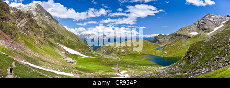 Vista panoramica sulla Val di Sopranes Seenrundwanderung circolare a piedi del Gruppo di Tessa sopra la città di cura di Merano, Lago Kaser Lacke vicino al Foto Stock