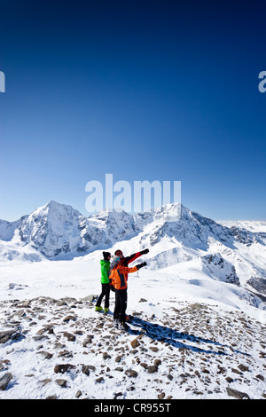 Backcountry rider in cima Hintere Schoentaufspitze montagna, Solda in inverno, Koenigsspitze montagna, Ortles e Foto Stock