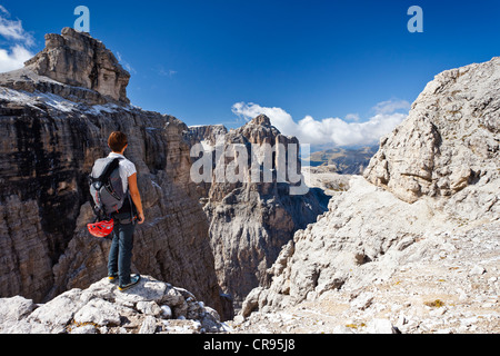 Scalatore sulla Boeseekofel via ferrata, Dolomiti, Pisciadu montagna all'indietro, in provincia di Trento, Italia, Europa Foto Stock