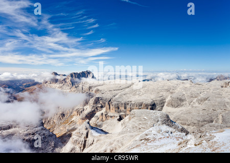 Vista dal Piz Boe Mountain verso il Sassolungo montagna, Dolomiti, Alto Adige, Italia, Europa Foto Stock