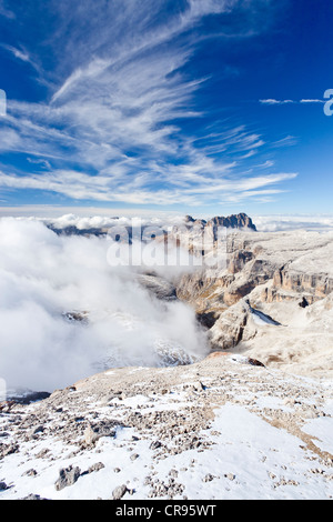 Vista dal Piz Boe Mountain verso il Sassolungo montagna, Dolomiti, Alto Adige, Italia, Europa Foto Stock