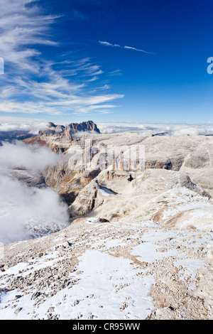 Vista dal Piz Boe Mountain verso il Sassolungo montagna, Dolomiti, Alto Adige, Italia, Europa Foto Stock