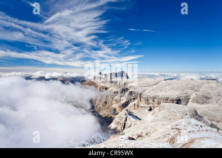 Vista dal Piz Boe Mountain verso il Sassolungo montagna, Dolomiti, Alto Adige, Italia, Europa Foto Stock