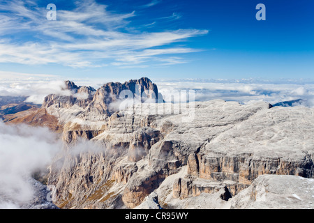 Vista dal Piz Boe Mountain verso il Sassolungo montagna, Dolomiti, Alto Adige, Italia, Europa Foto Stock