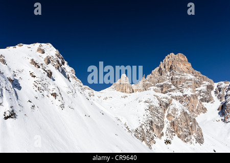 La salita a Tre Cime di Lavaredo Rifugio di montagna attraverso la Val Fiscalina, di fronte Innichriedlknoten montagna Alta Pusteria Foto Stock