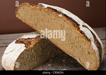 Fatto in casa pane di pasta acida, segala pane cotto in un forno domestico, pane tagliato per mostrare mollica Foto Stock