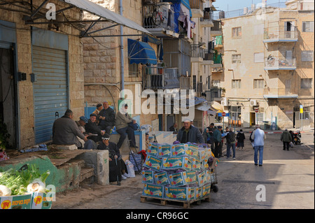 Scena di strada, un gruppo di uomini seduti di fronte al Mahane Yehuda Market, Gerusalemme, Israele, Medio Oriente Foto Stock