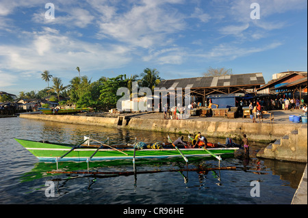 Outrigger presso il mercato del pesce in Kota Biak, isola di Biak, Papua occidentale, in Indonesia, in Asia sud-orientale, Asia Foto Stock