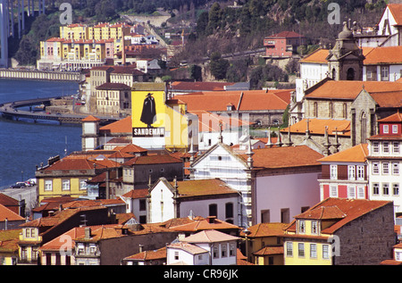Gli edifici colorati nel quartiere Ribeira, Porto, Portogallo Foto Stock