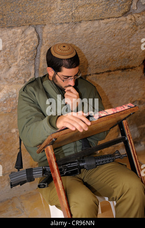 Pregando soldato ebraica nella parte sotterranea del Muro occidentale, il Muro del Pianto, la Città Vecchia, il quartiere arabo, Gerusalemme, Israele Foto Stock