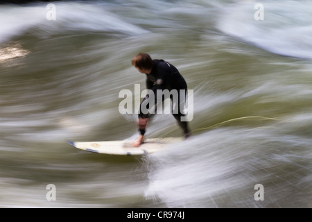 Surfer su un'onda nell'Eisbach, il Giardino Inglese di Monaco di Baviera, Baviera, Baviera, Germania, Europa