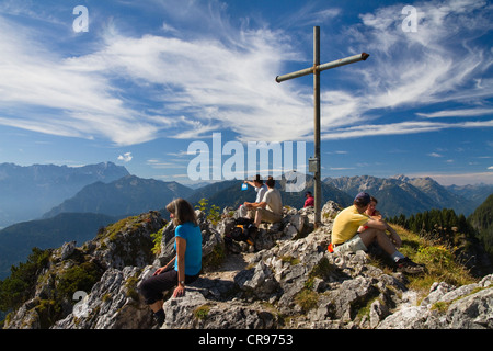 Vertice di croce sulla cima di Ettaler Mandl Mountain, Alpi Ammergau, Ammer montagne, Alta Baviera, Baviera, Germania, Europa Foto Stock