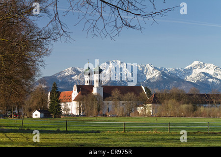 Benediktbeuern Abbazia con la gamma del Wetterstein e Alpspitze Mountain, Alpi Alta Baviera, Baviera, Germania, Europa Foto Stock