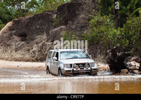 Jeep attraversando il fiume Archer, Cape York Peninsula, Queensland del nord Australia Foto Stock