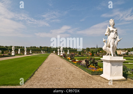 Herrenhausen Gardens, i giardini barocchi, stabilito a nome della Principessa Sophie dal 1696 al 1714, con sculture barocche Foto Stock