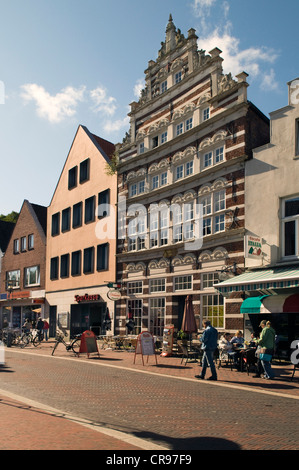 Frisone Orientali in casa Norden-Norddeich, Ostfriesland, Frisia orientale, Bassa Sassonia, Germania, Europa Foto Stock