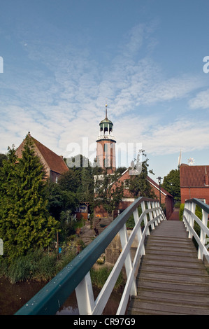 Ditzum chiesa del XIII secolo e ricostruito più volte, torre attuale nella forma di un faro, dal 1846, Luettje Bruegg a Foto Stock