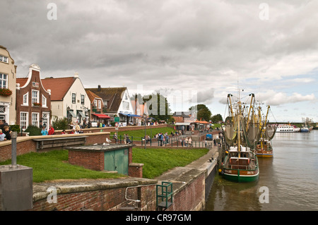 Porto nel villaggio di pescatori di Greetsiel, area Krummhoern, Frisia orientale, Bassa Sassonia, Germania, Europa Foto Stock