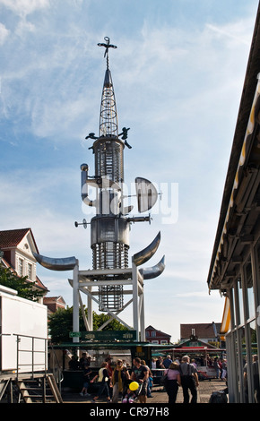 La torre fatta di carta riciclata per acciaio inossidabile, alta 25 metri, artista Albert Sous, un abitante di Aachen, Am Marktplatz square Foto Stock