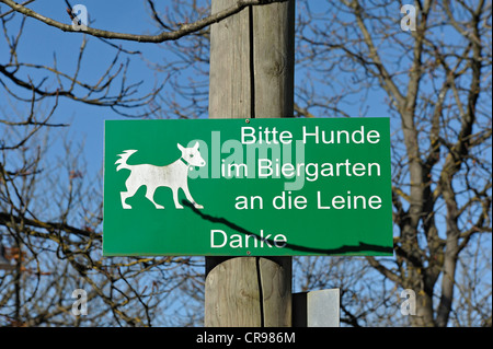 Segno "Bitte Hunde im Biergarten an die Leine", tedesco per "Si prega di tenere i cani al guinzaglio nel giardino della birra", MichaeliGarten in Foto Stock