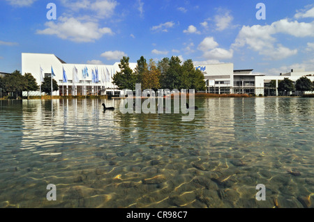 Neue Messe, il Nuovo Centro Fieristico di Monaco, la folaga (fulica atra) sul lago, Monaco di Baviera, Germania, Europa Foto Stock