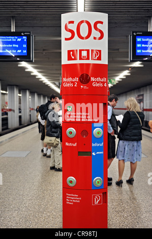 SOS telefono di emergenza, la stazione della metropolitana e la stazione principale di Monaco di Baviera, Germania, Europa Foto Stock