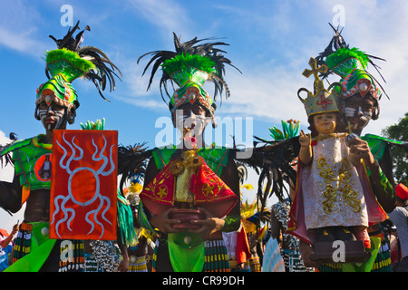 Attore tenendo la scultura del Santo Nino a Dinagyang Festival, città di Iloilo, Filippine Foto Stock