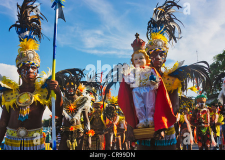 Attore tenendo la scultura del Santo Nino a Dinagyang Festival, città di Iloilo, Filippine Foto Stock