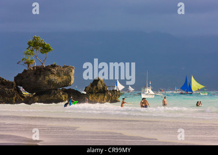 Spiaggia, persone che passeggiano sulla spiaggia, Boracay Island, Aklan Provincia, Filippine Foto Stock