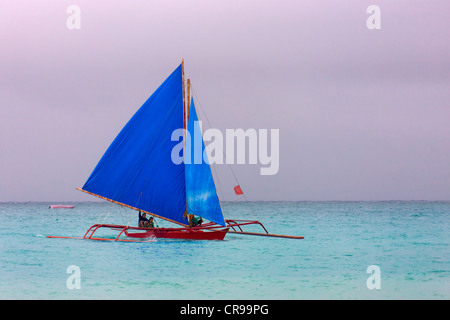 Barche a vela nell'oceano, Boracay Island, Aklan Provincia, Filippine Foto Stock