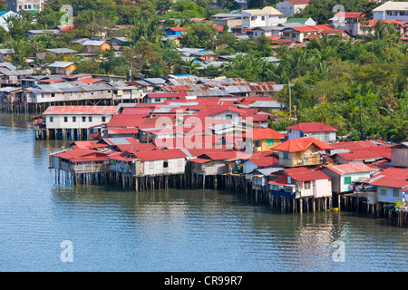 Vista aerea di case su palafitte lungo waterfront Cebu City, Filippine Foto Stock