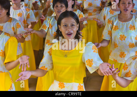 Ragazze coro di canto, Isola di Bohol, Filippine Foto Stock