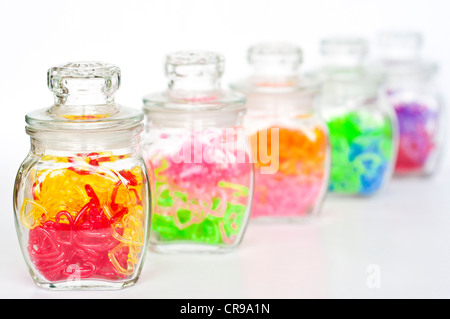 In plastica colorata cuore in una bottiglia di vetro isolato. Foto Stock