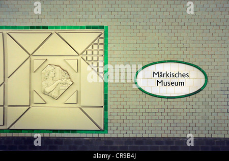 Berlino, Germania. U-Bahn (metropolitana). Markisches Museum station - nome in piastrelle Foto Stock