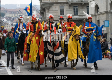 Zurigo - aprile 16: Membri della tradizionale molla annuale parata delle gilde, simboleggia la fine dell'inverno, il 16 aprile 2012 in Zu Foto Stock