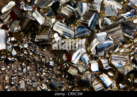 Cristallo Di Pirite Bisolfuro Di Ferro Fes2 Foto Stock Alamy