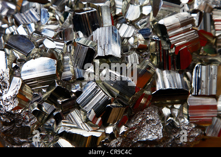 Cristallo Di Pirite Bisolfuro Di Ferro Fes2 Foto Stock Alamy