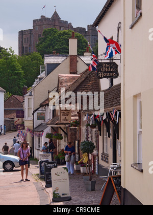 Close up di Dunster high street con il Castello di Dunster nella massa posteriore Foto Stock