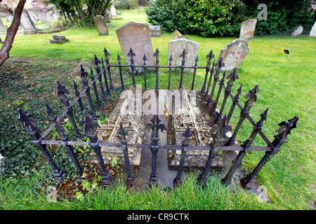 Cimitero Cimitero, Chiesa di Bladen. Tomba di Winston Churchill. Burford, Oxfordshire, Regno Unito, Europa. Foto Stock