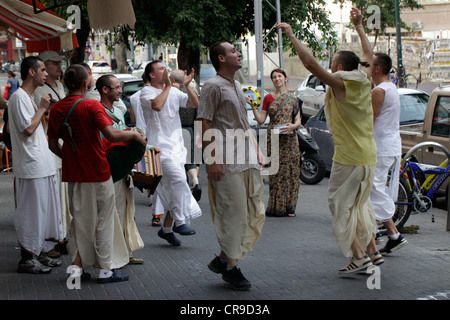 Street il canto di Hare Krishna da Harinamas Tel Aviv in Israele Foto Stock