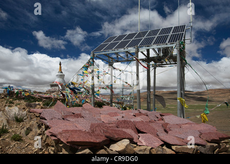 Un commerciale China Mobile Solar Cell Phone tower. I pannelli solari che forniscono energia per la trasmissione di onde radio. Foto Stock