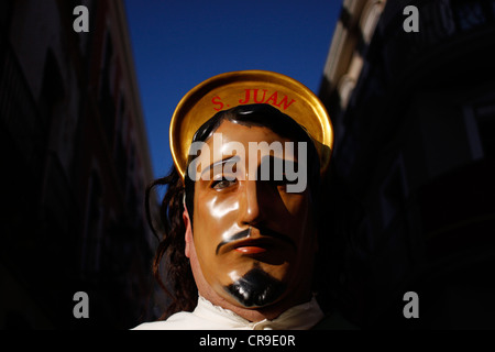 Un uomo mascherato vestito come un personaggio biblico passeggiate in una strada durante una PASQUA SETTIMANA SANTA PROCESSIONE in Puente Genil, Spagna Foto Stock
