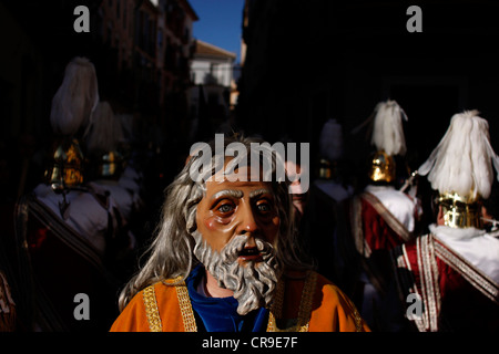 Un uomo mascherato vestito come un personaggio biblico passeggiate in una strada durante una PASQUA SETTIMANA SANTA PROCESSIONE in Puente Genil, Spagna Foto Stock