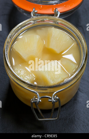 Pezzi di ananas in vetro vaso di storage Foto Stock