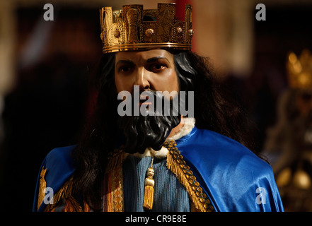 Un uomo mascherato vestito come un personaggio biblico passeggiate in una strada durante una PASQUA SETTIMANA SANTA PROCESSIONE in Puente Genil, Spagna Foto Stock