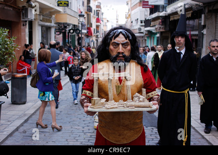 Un uomo mascherato vestito come un personaggio biblico custodisce una reliquia durante una PASQUA SETTIMANA SANTA PROCESSIONE in Puente Genil, Spagna Foto Stock