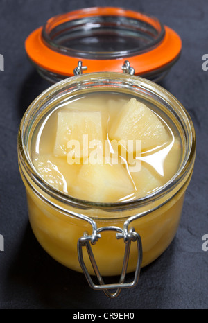 Pezzi di ananas in vetro vaso di storage Foto Stock